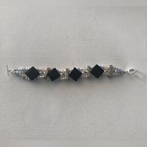 Black, White, Pink, Blue Beaded Bracelet Silver Tone Toggle Clasp 7.5”